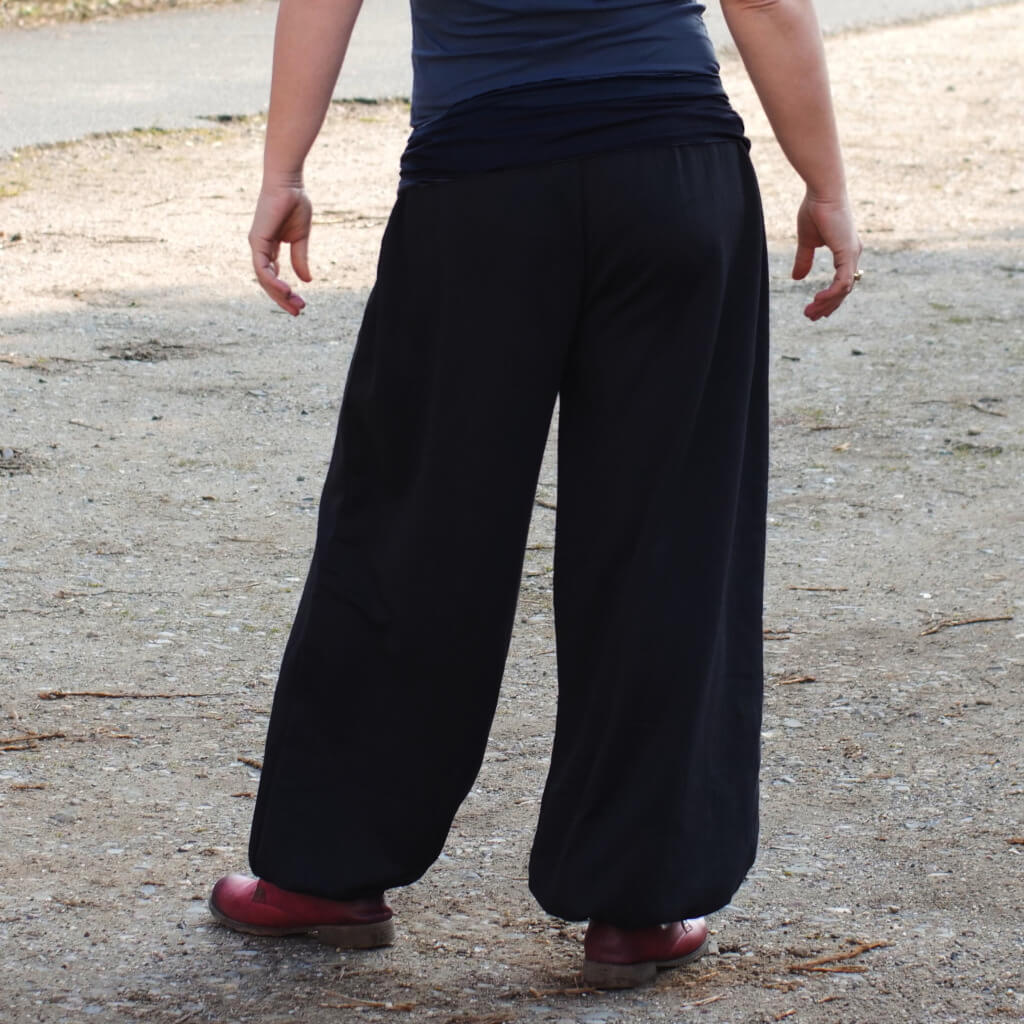 Warm Aladdin pants made of fleece in black